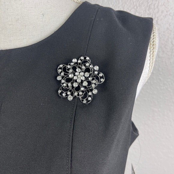 NWT Allen B - Black sheath Dress with brooch detail size 6 - Picture 5 of 12